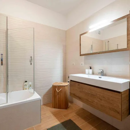 Terrace - 2 Camere, 2 Bagni, Metro A Due Passi Daire *